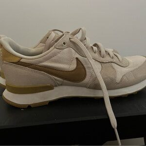 Women’s Nike casual sneaker size 8, tan/cream and yellow   Smoke free home
